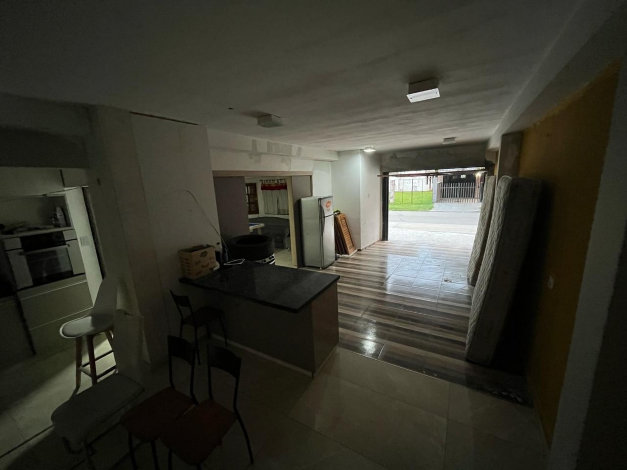  OPERTUNIDAD EN VENTA Casa de 4 dormitorios, cochera, pileta y quincho remodelado a nuevo. Se encuentra en B. General La Madrid, a una cuadra de Av. Santa Ana.CON ESCRITURA appto credito ESCUCHA OFERTAS DE CONTADO RECIBO VEHICULO