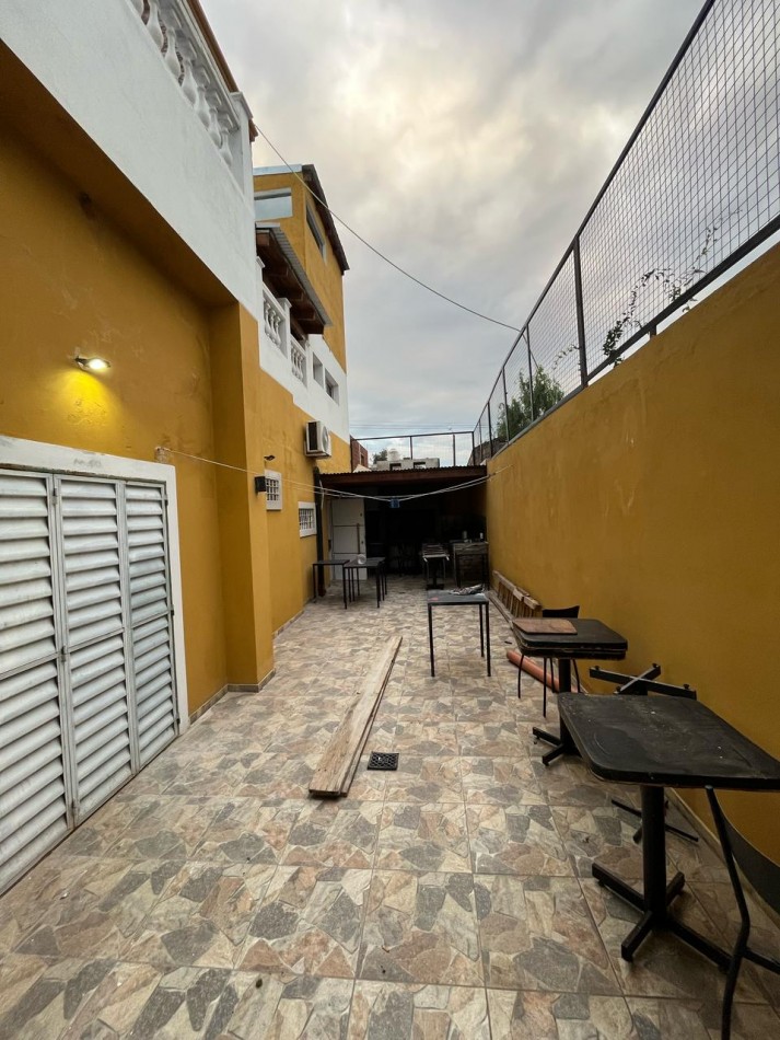  OPERTUNIDAD EN VENTA Casa de 4 dormitorios, cochera, pileta y quincho remodelado a nuevo. Se encuentra en B. General La Madrid, a una cuadra de Av. Santa Ana.CON ESCRITURA appto credito ESCUCHA OFERTAS DE CONTADO RECIBO VEHICULO