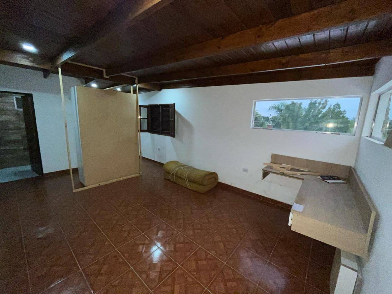  OPERTUNIDAD EN VENTA Casa de 4 dormitorios, cochera, pileta y quincho remodelado a nuevo. Se encuentra en B. General La Madrid, a una cuadra de Av. Santa Ana.CON ESCRITURA appto credito ESCUCHA OFERTAS DE CONTADO RECIBO VEHICULO