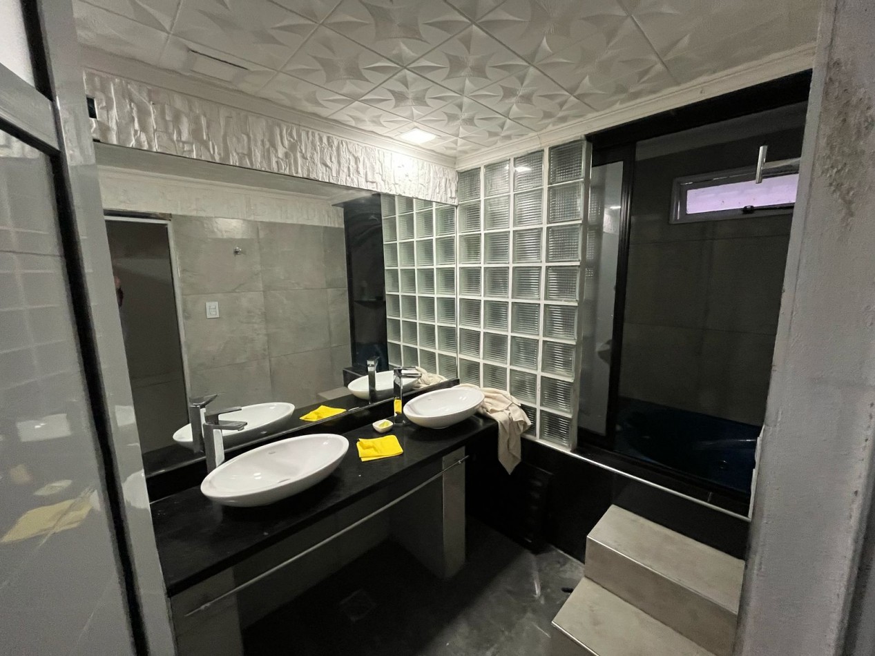  OPERTUNIDAD EN VENTA Casa de 4 dormitorios, cochera, pileta y quincho remodelado a nuevo. Se encuentra en B. General La Madrid, a una cuadra de Av. Santa Ana.CON ESCRITURA appto credito ESCUCHA OFERTAS DE CONTADO RECIBO VEHICULO