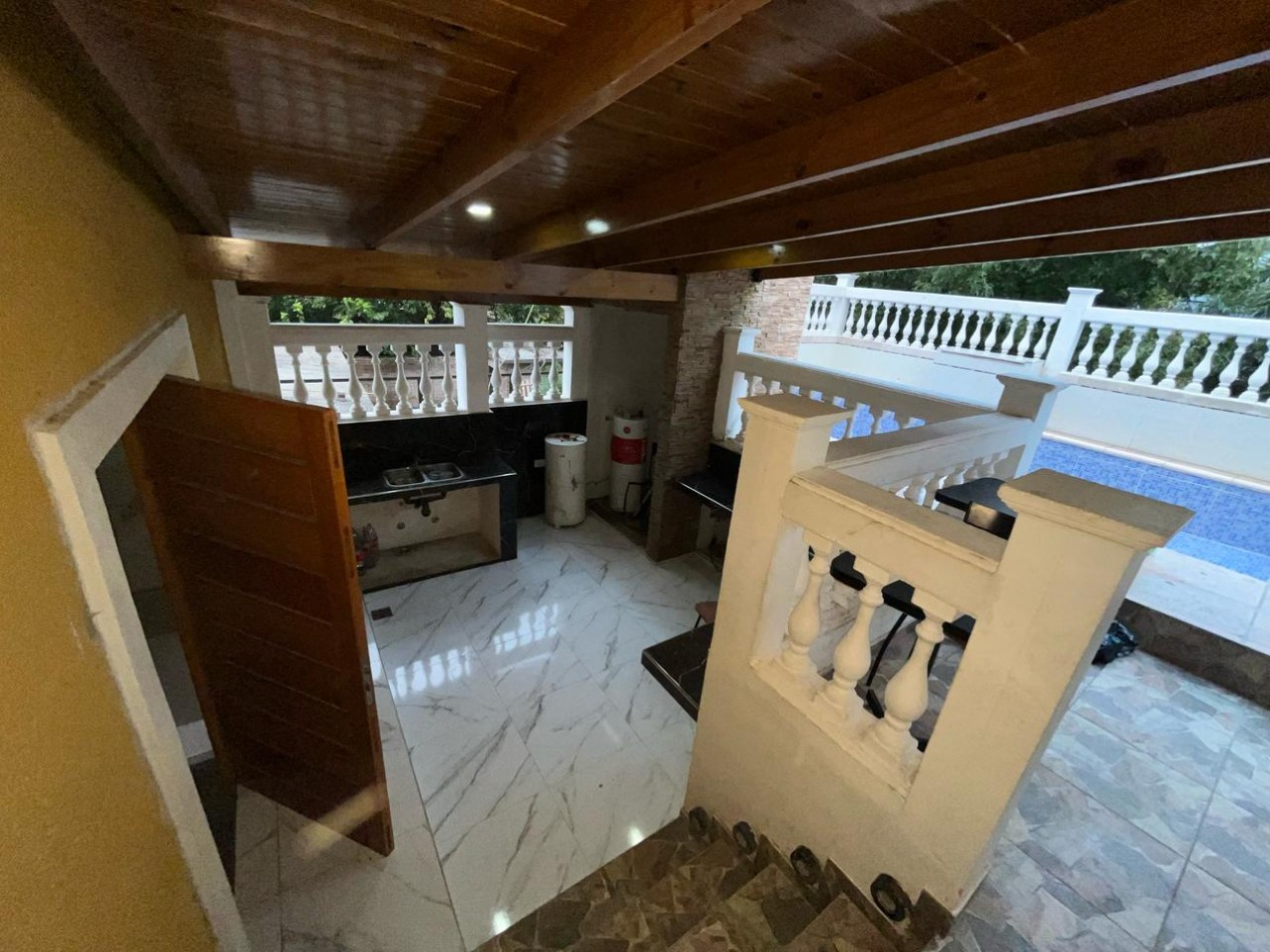  OPERTUNIDAD EN VENTA Casa de 4 dormitorios, cochera, pileta y quincho remodelado a nuevo. Se encuentra en B. General La Madrid, a una cuadra de Av. Santa Ana.CON ESCRITURA appto credito ESCUCHA OFERTAS DE CONTADO RECIBO VEHICULO