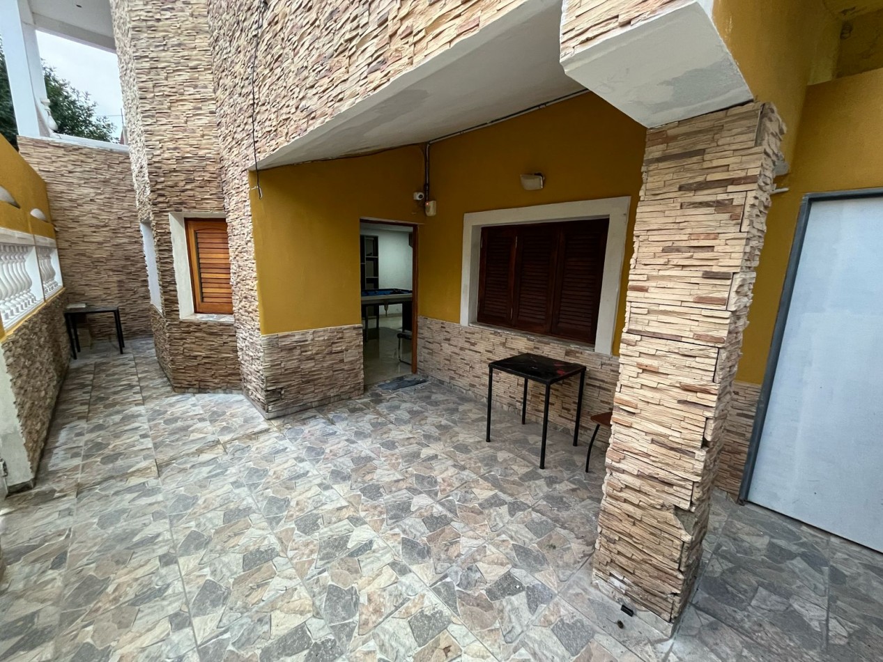  OPERTUNIDAD EN VENTA Casa de 4 dormitorios, cochera, pileta y quincho remodelado a nuevo. Se encuentra en B. General La Madrid, a una cuadra de Av. Santa Ana.CON ESCRITURA appto credito ESCUCHA OFERTAS DE CONTADO RECIBO VEHICULO