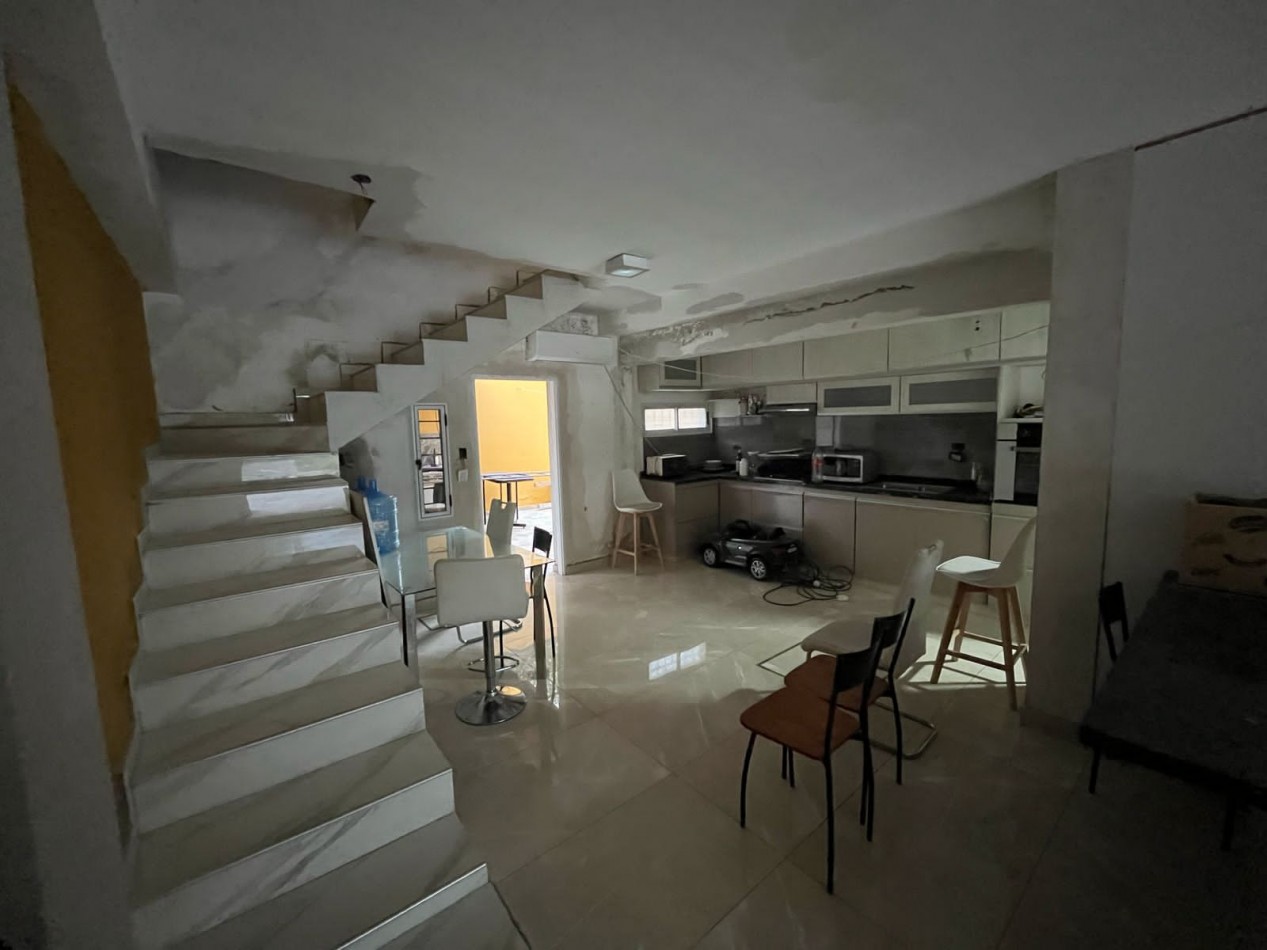  OPERTUNIDAD EN VENTA Casa de 4 dormitorios, cochera, pileta y quincho remodelado a nuevo. Se encuentra en B. General La Madrid, a una cuadra de Av. Santa Ana.CON ESCRITURA appto credito ESCUCHA OFERTAS DE CONTADO RECIBO VEHICULO