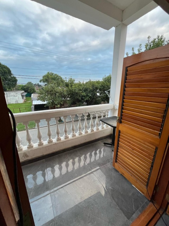  OPERTUNIDAD EN VENTA Casa de 4 dormitorios, cochera, pileta y quincho remodelado a nuevo. Se encuentra en B. General La Madrid, a una cuadra de Av. Santa Ana.CON ESCRITURA appto credito ESCUCHA OFERTAS DE CONTADO RECIBO VEHICULO