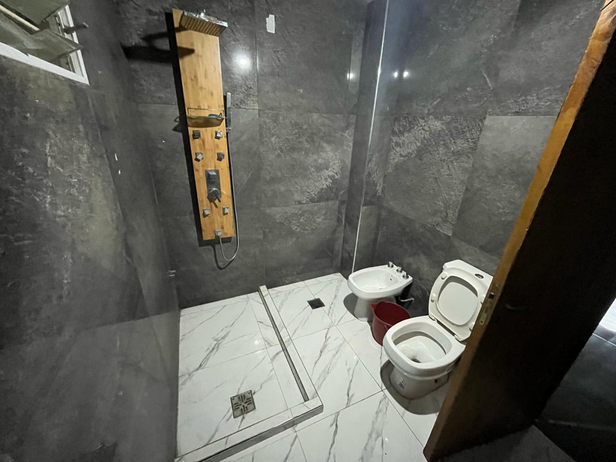  OPERTUNIDAD EN VENTA Casa de 4 dormitorios, cochera, pileta y quincho remodelado a nuevo. Se encuentra en B. General La Madrid, a una cuadra de Av. Santa Ana.CON ESCRITURA appto credito ESCUCHA OFERTAS DE CONTADO RECIBO VEHICULO