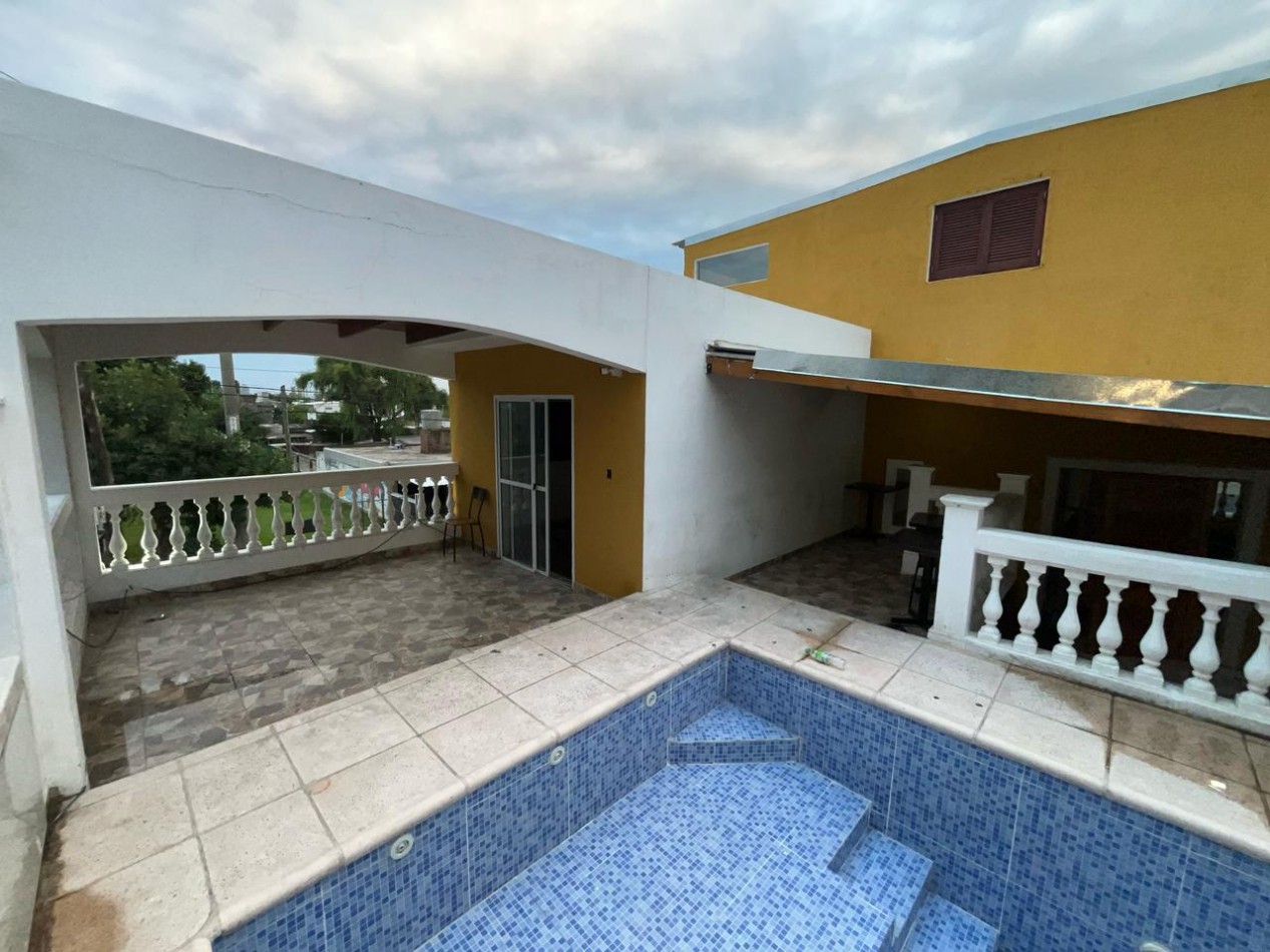  OPERTUNIDAD EN VENTA Casa de 4 dormitorios, cochera, pileta y quincho remodelado a nuevo. Se encuentra en B. General La Madrid, a una cuadra de Av. Santa Ana.CON ESCRITURA appto credito ESCUCHA OFERTAS DE CONTADO RECIBO VEHICULO