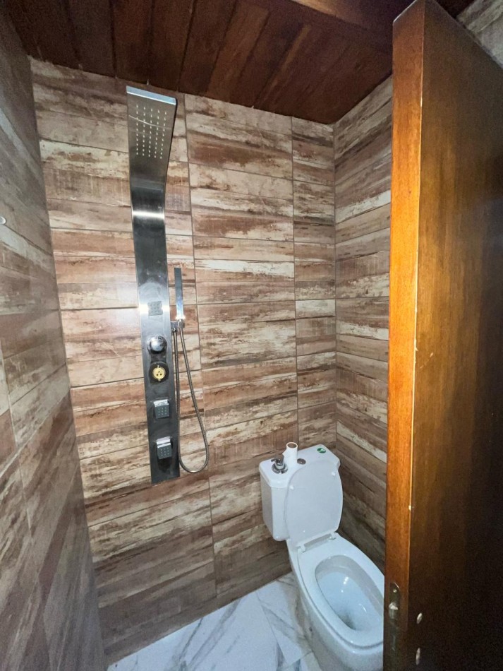  OPERTUNIDAD EN VENTA Casa de 4 dormitorios, cochera, pileta y quincho remodelado a nuevo. Se encuentra en B. General La Madrid, a una cuadra de Av. Santa Ana.CON ESCRITURA appto credito ESCUCHA OFERTAS DE CONTADO RECIBO VEHICULO