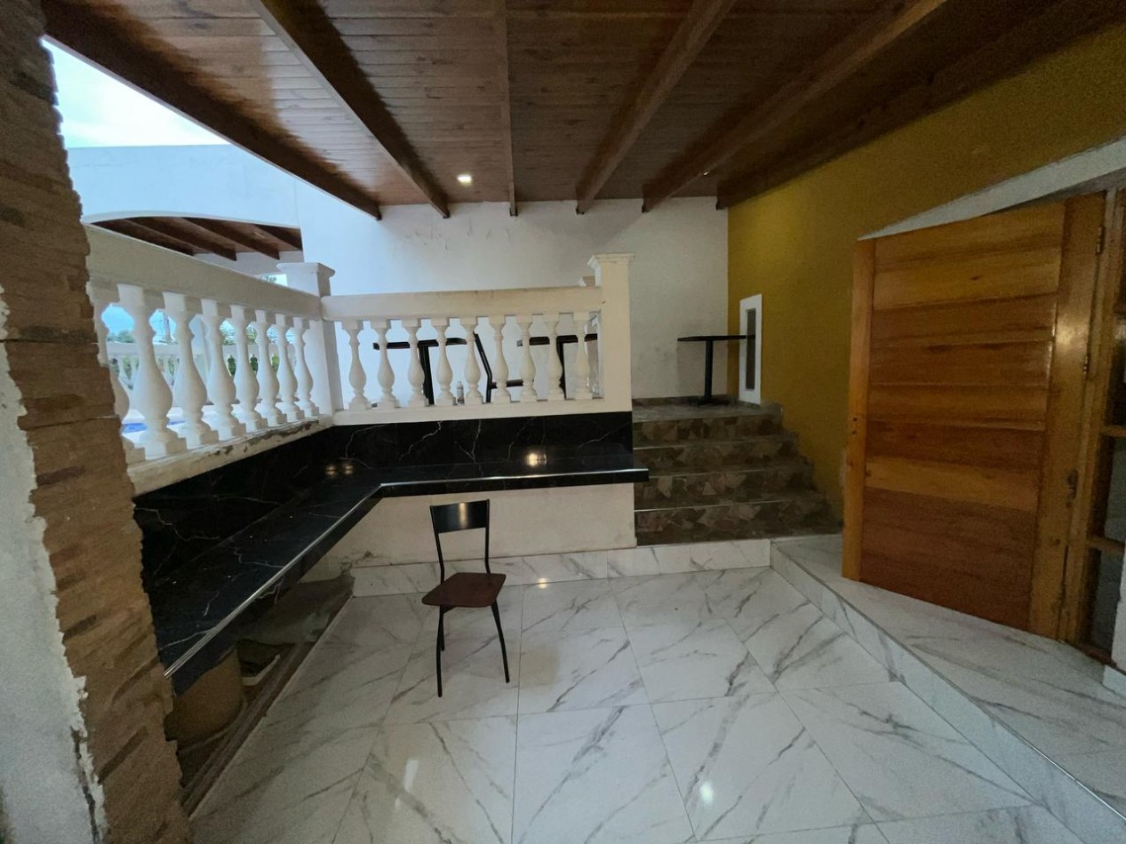  OPERTUNIDAD EN VENTA Casa de 4 dormitorios, cochera, pileta y quincho remodelado a nuevo. Se encuentra en B. General La Madrid, a una cuadra de Av. Santa Ana.CON ESCRITURA appto credito ESCUCHA OFERTAS DE CONTADO RECIBO VEHICULO