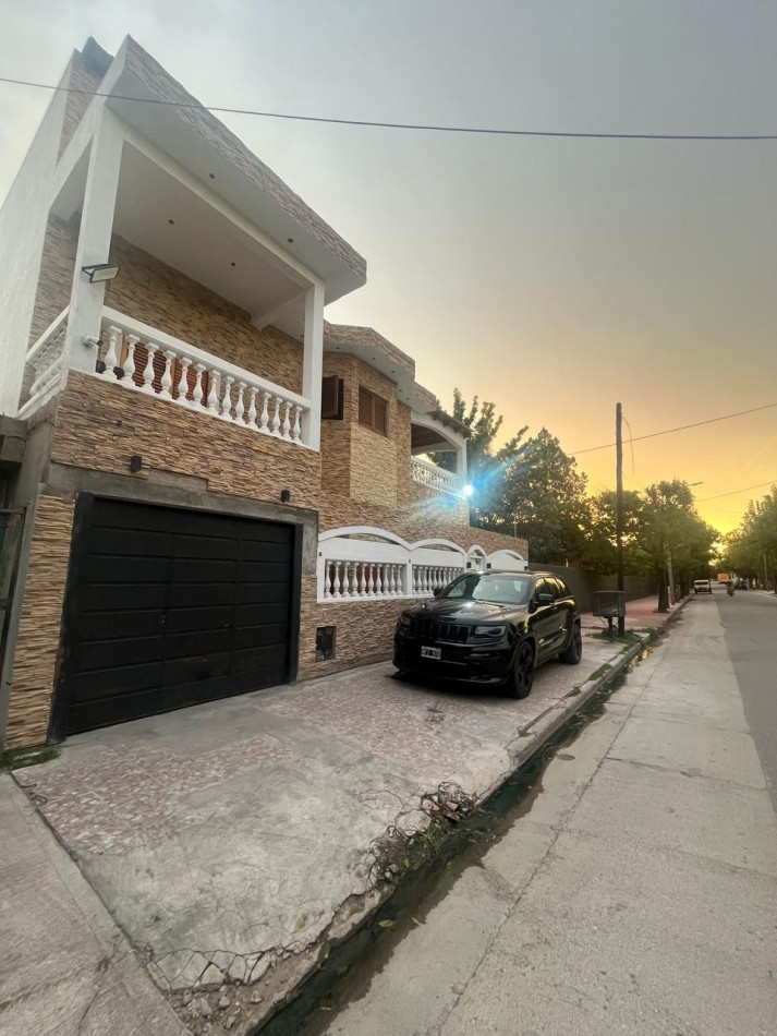  OPERTUNIDAD EN VENTA Casa de 4 dormitorios, cochera, pileta y quincho remodelado a nuevo. Se encuentra en B. General La Madrid, a una cuadra de Av. Santa Ana.CON ESCRITURA appto credito ESCUCHA OFERTAS DE CONTADO RECIBO VEHICULO