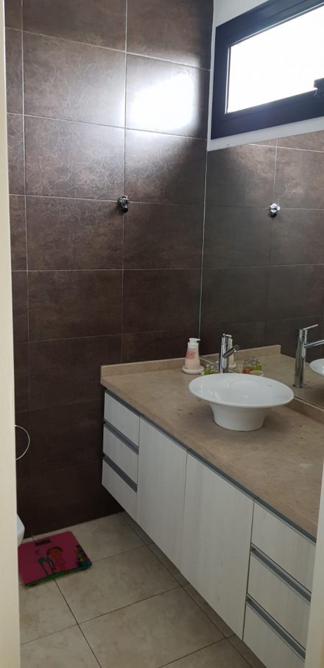 CASA EN VENTA 3 DORMITORIOS CHARCRAS DEL NORTE ZONA SPILIMBERGO 180 M2 COCHERA PARA DOS AUTOS3