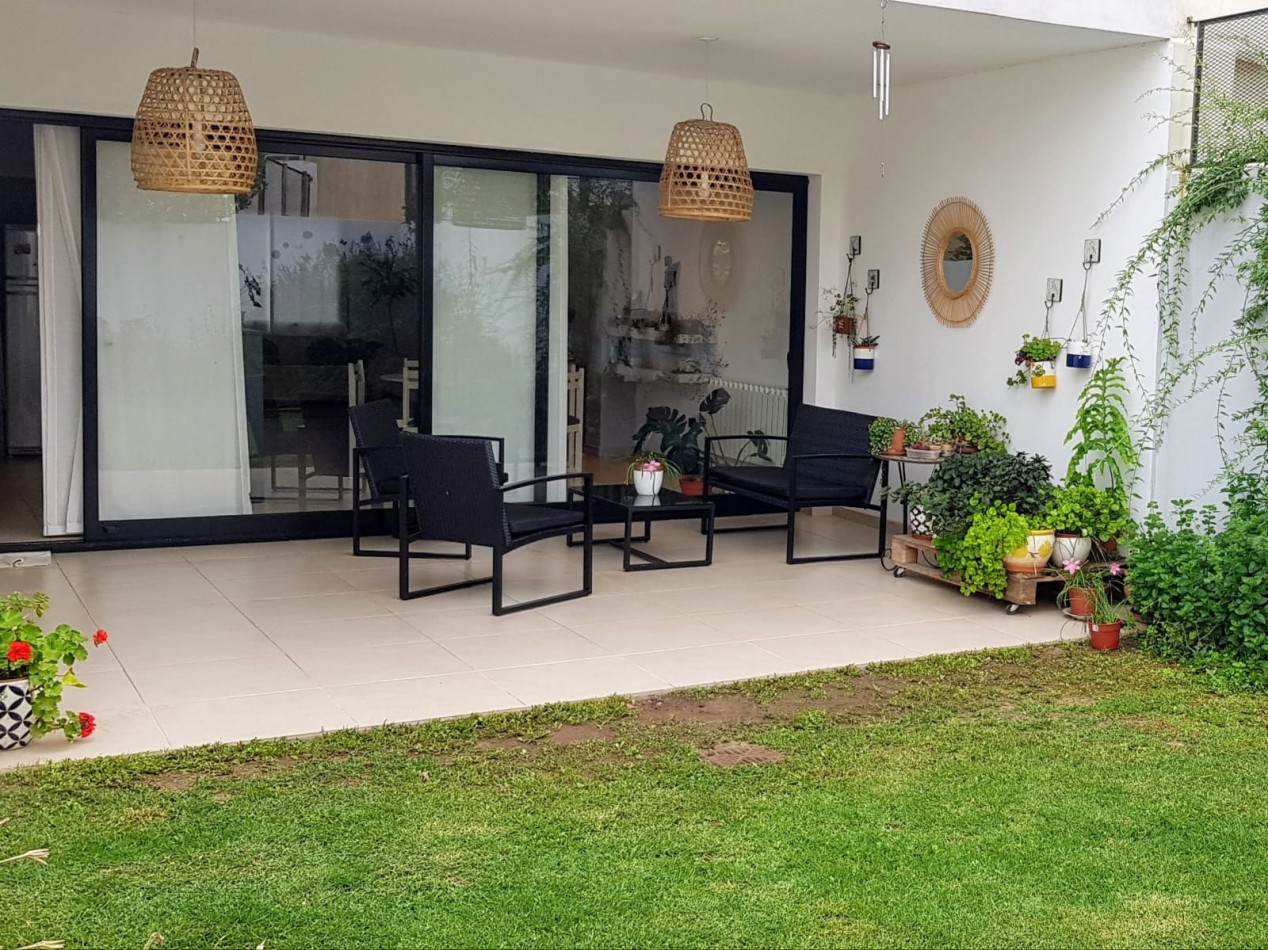 CASA EN VENTA 3 DORMITORIOS CHARCRAS DEL NORTE ZONA SPILIMBERGO 180 M2 COCHERA PARA DOS AUTOS3