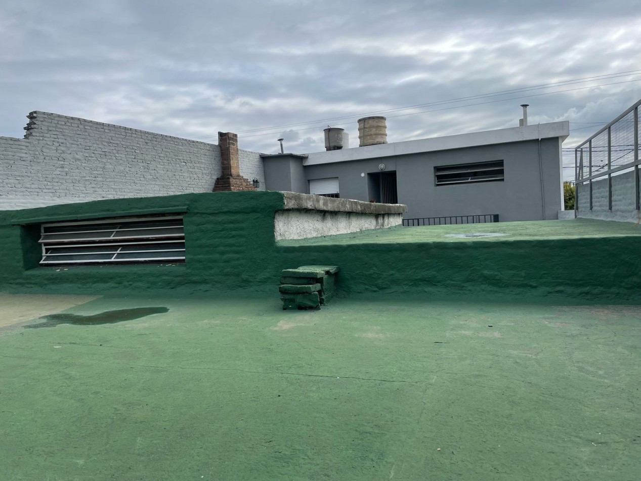 SE VENDE LOCAL ESQUINA + DEPTO DE 2 DORMITORIOS (ideal para oficinas) + 3 GALPONES TECHADOS. Ubicacion privilegiada: BV LOS GRANADEROS Casi esquina con MOSEÑOR P. CABRERA.
