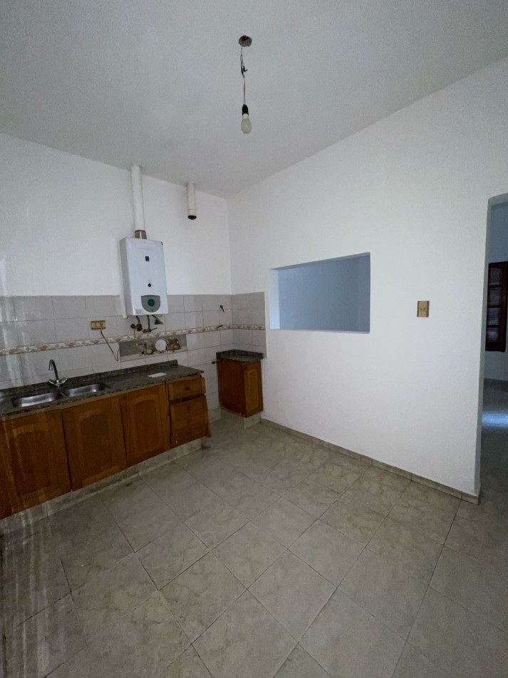 CASA EN DE DOS DORMITORIOS APPTO CREDIRTO EN BARRIO YAPEYU CON ENTRADA INDEPENDENTE HACIA COCHERA PARA 8 AUTOS