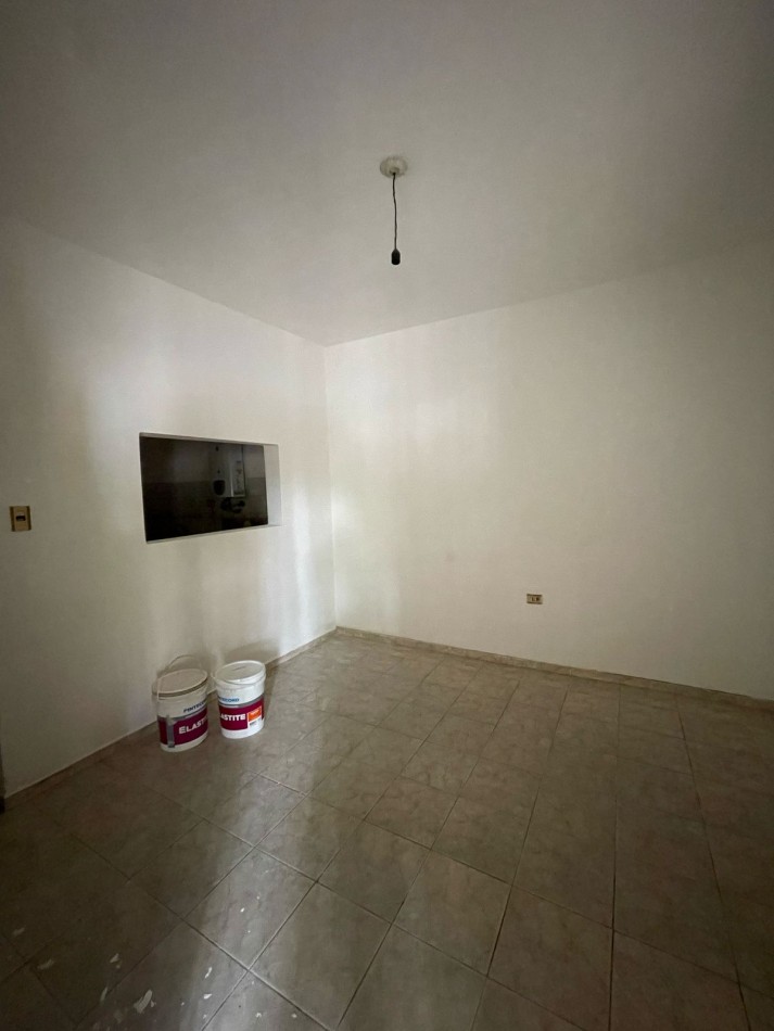 CASA EN DE DOS DORMITORIOS APPTO CREDIRTO EN BARRIO YAPEYU CON ENTRADA INDEPENDENTE HACIA COCHERA PARA 8 AUTOS