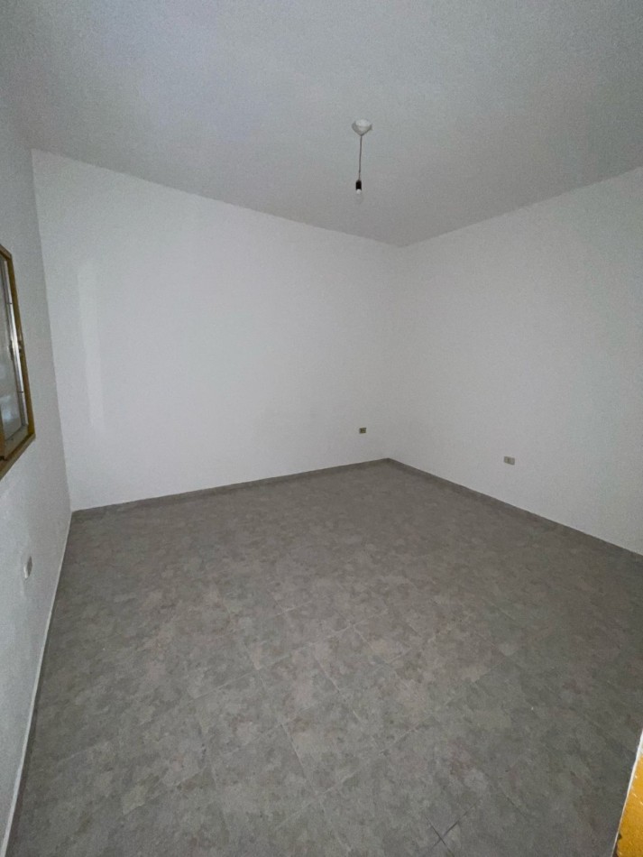 CASA EN DE DOS DORMITORIOS APPTO CREDIRTO EN BARRIO YAPEYU CON ENTRADA INDEPENDENTE HACIA COCHERA PARA 8 AUTOS