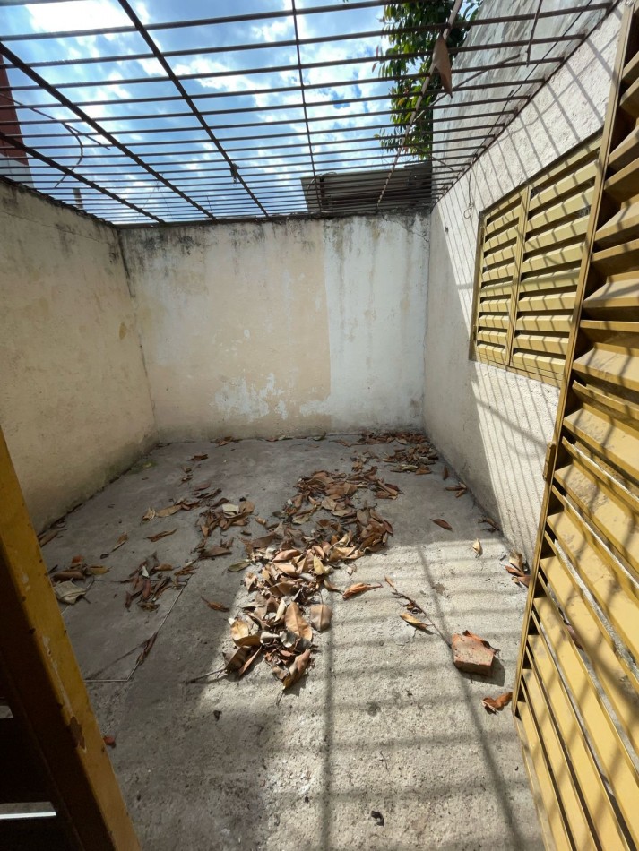 CASA EN DE DOS DORMITORIOS APPTO CREDIRTO EN BARRIO YAPEYU CON ENTRADA INDEPENDENTE HACIA COCHERA PARA 8 AUTOS