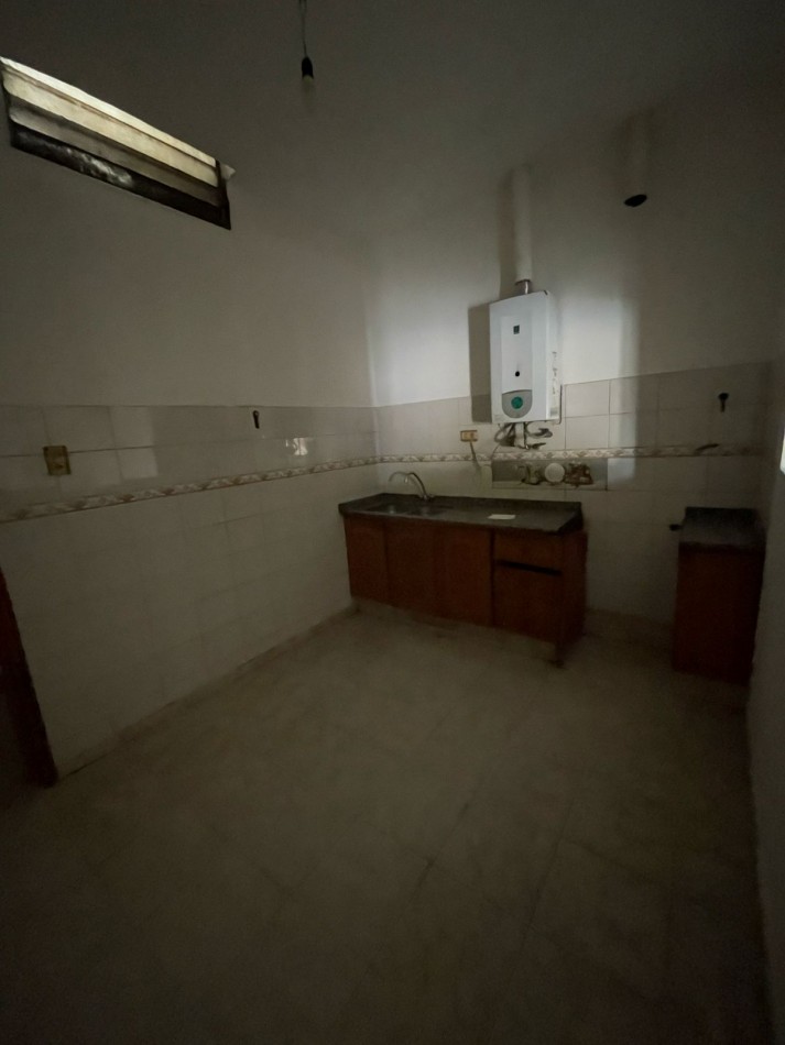 CASA EN DE DOS DORMITORIOS APPTO CREDIRTO EN BARRIO YAPEYU CON ENTRADA INDEPENDENTE HACIA COCHERA PARA 8 AUTOS