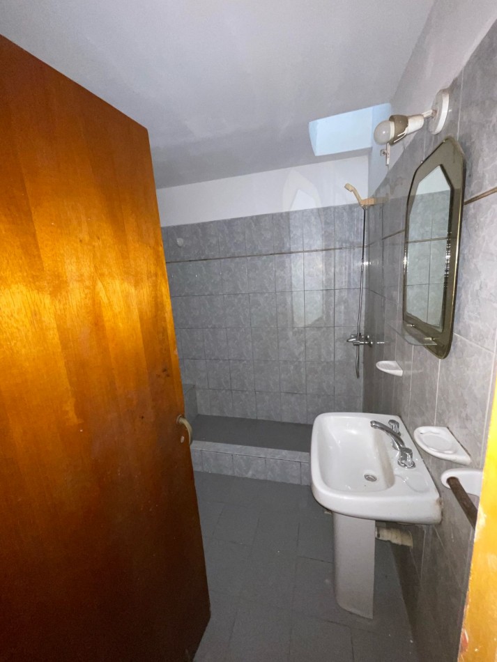 CASA EN DE DOS DORMITORIOS APPTO CREDIRTO EN BARRIO YAPEYU CON ENTRADA INDEPENDENTE HACIA COCHERA PARA 8 AUTOS
