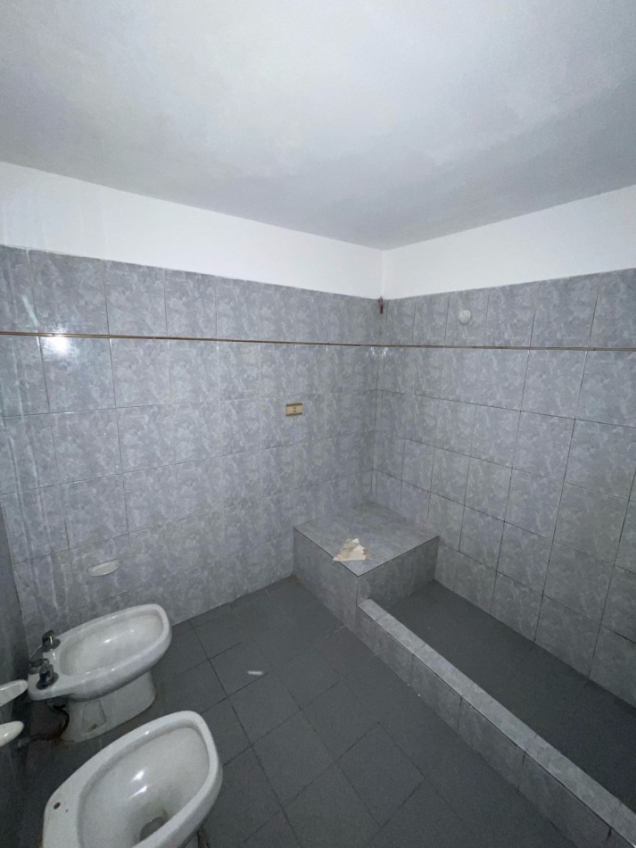 CASA EN DE DOS DORMITORIOS APPTO CREDIRTO EN BARRIO YAPEYU CON ENTRADA INDEPENDENTE HACIA COCHERA PARA 8 AUTOS