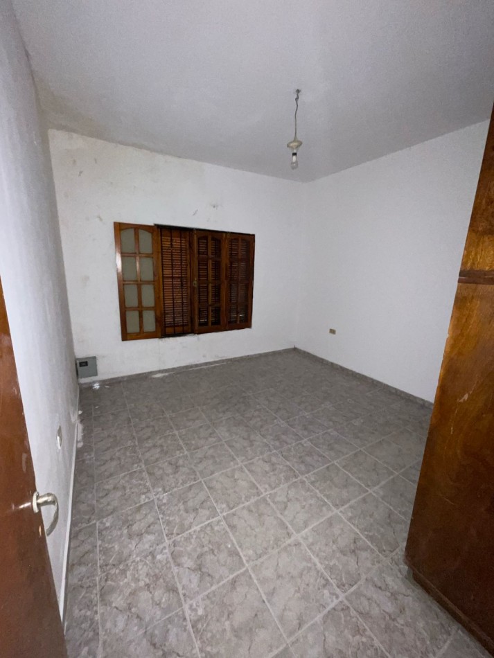 CASA EN DE DOS DORMITORIOS APPTO CREDIRTO EN BARRIO YAPEYU CON ENTRADA INDEPENDENTE HACIA COCHERA PARA 8 AUTOS