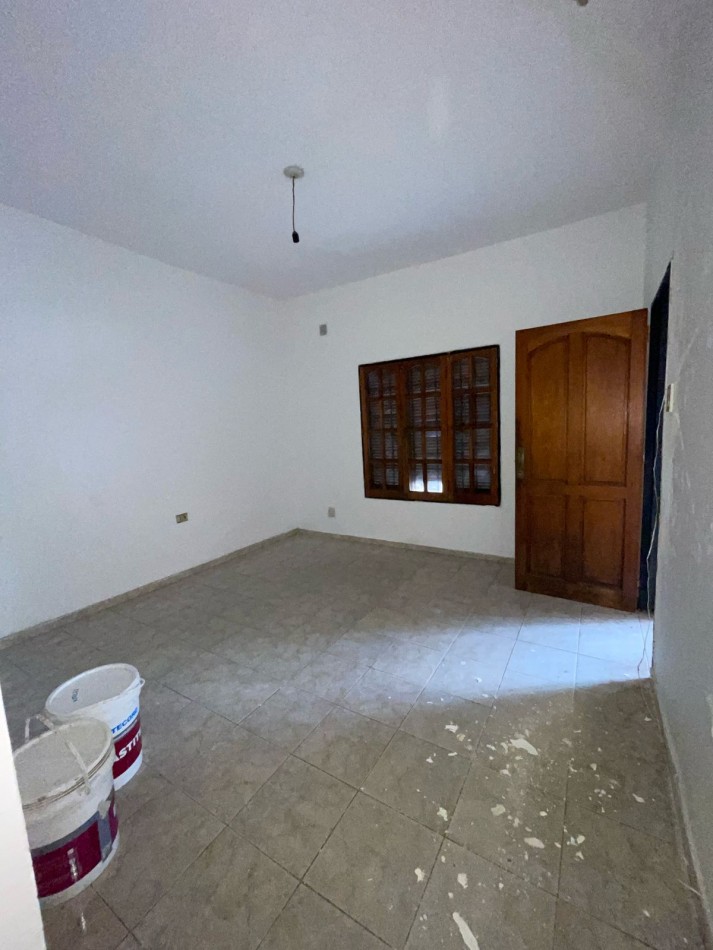 CASA EN DE DOS DORMITORIOS APPTO CREDIRTO EN BARRIO YAPEYU CON ENTRADA INDEPENDENTE HACIA COCHERA PARA 8 AUTOS