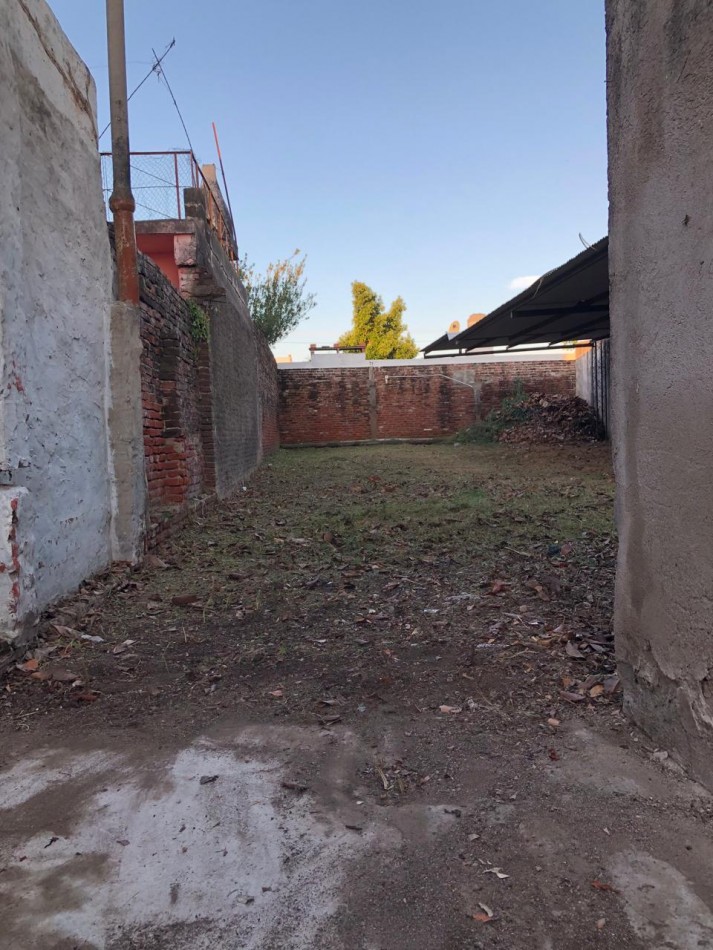 CASA EN DE DOS DORMITORIOS APPTO CREDIRTO EN BARRIO YAPEYU CON ENTRADA INDEPENDENTE HACIA COCHERA PARA 8 AUTOS