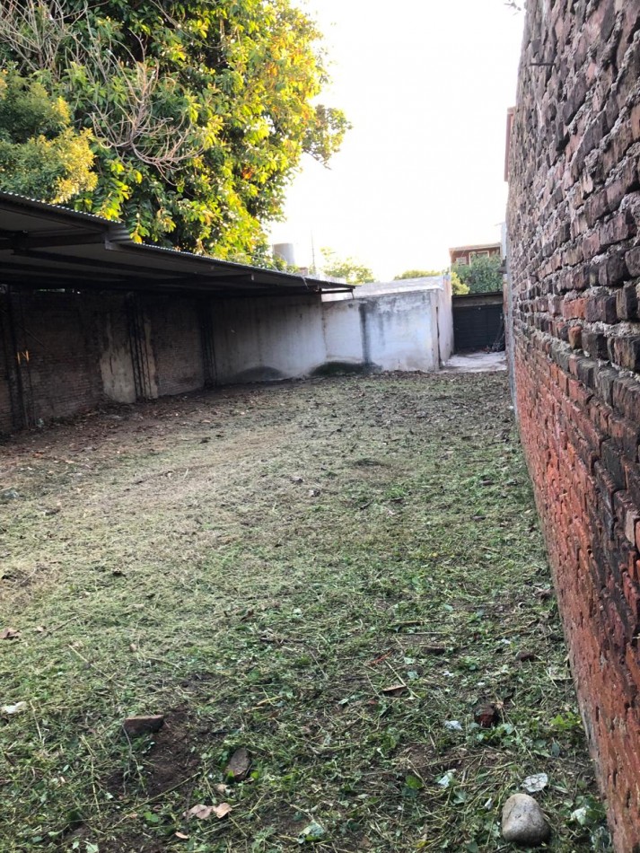 CASA EN DE DOS DORMITORIOS APPTO CREDIRTO EN BARRIO YAPEYU CON ENTRADA INDEPENDENTE HACIA COCHERA PARA 8 AUTOS