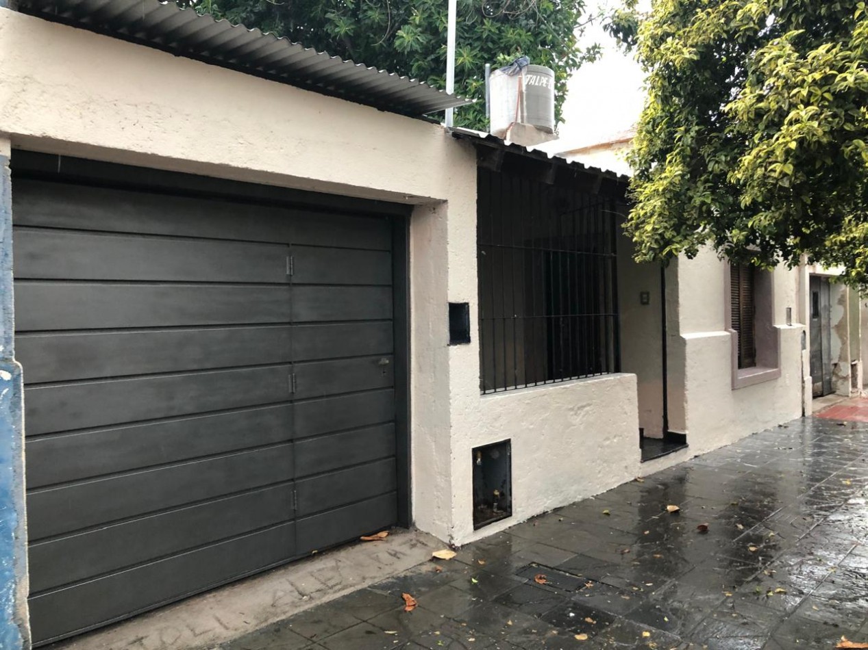 CASA EN DE DOS DORMITORIOS APPTO CREDIRTO EN BARRIO YAPEYU CON ENTRADA INDEPENDENTE HACIA COCHERA PARA 8 AUTOS