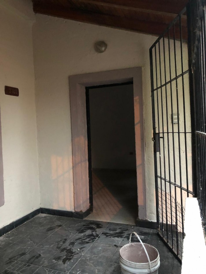 CASA EN DE DOS DORMITORIOS APPTO CREDIRTO EN BARRIO YAPEYU CON ENTRADA INDEPENDENTE HACIA COCHERA PARA 8 AUTOS