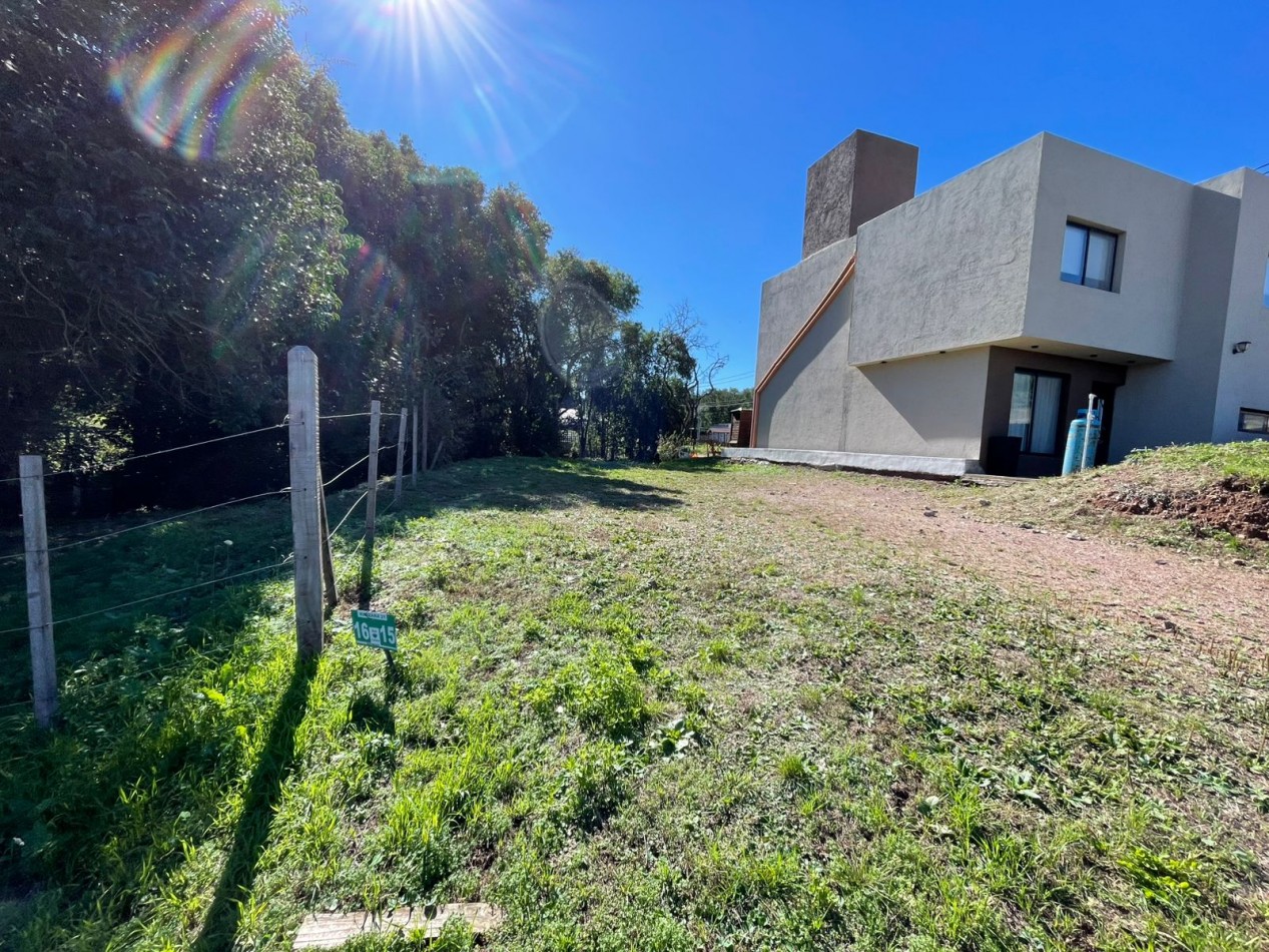  VENDEMOS LOTE DE 300 MTS EN ECO DE VILLA CATALINA, BARRIO PRIVADO. SERVICIOS DE AGUA Y LUZ(PILAR CONECTADO)  CON ESCRITURA. APROBACION DE CONSTRUCCION POR EL MUNICIPIO