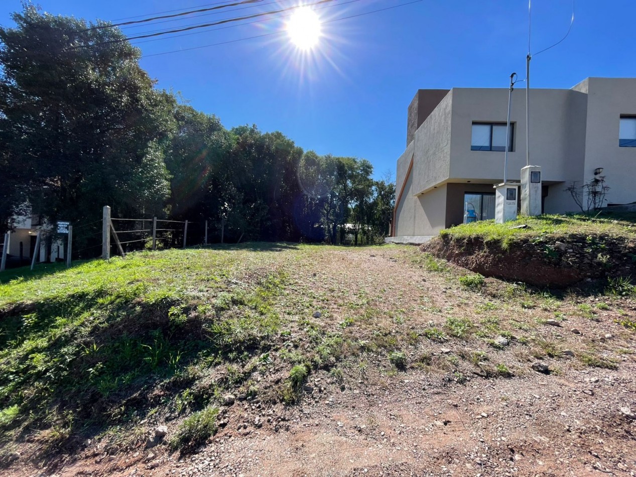  VENDEMOS LOTE DE 300 MTS EN ECO DE VILLA CATALINA, BARRIO PRIVADO. SERVICIOS DE AGUA Y LUZ(PILAR CONECTADO)  CON ESCRITURA. APROBACION DE CONSTRUCCION POR EL MUNICIPIO