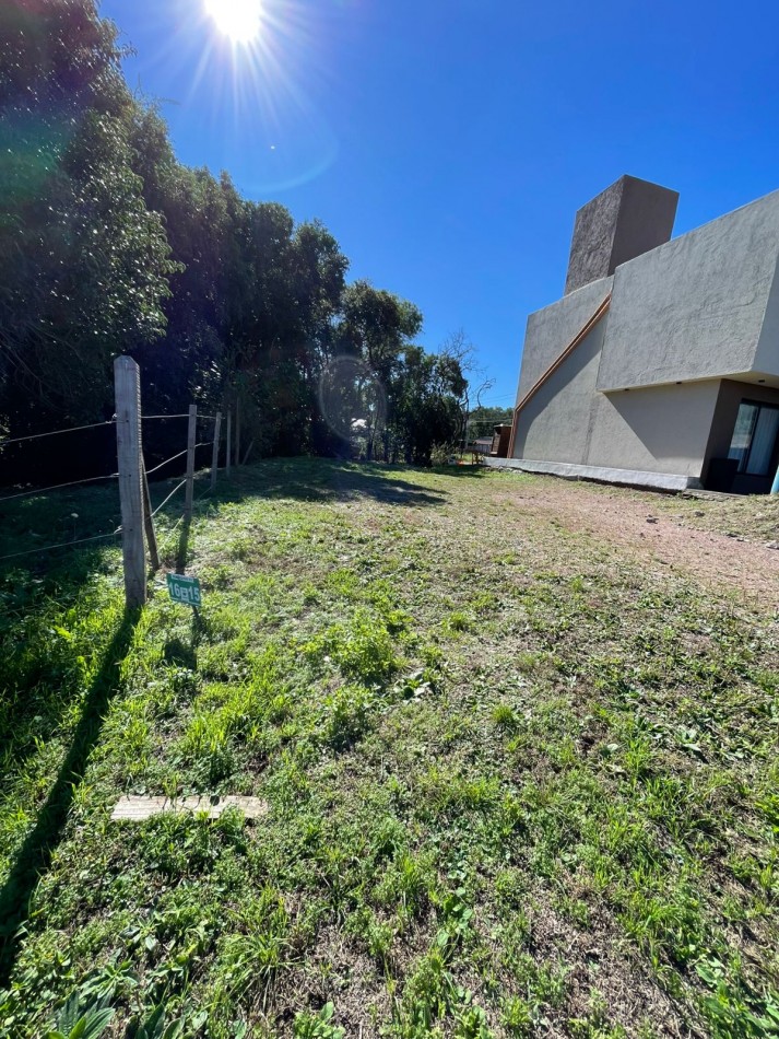  VENDEMOS LOTE DE 300 MTS EN ECO DE VILLA CATALINA, BARRIO PRIVADO. SERVICIOS DE AGUA Y LUZ(PILAR CONECTADO)  CON ESCRITURA. APROBACION DE CONSTRUCCION POR EL MUNICIPIO