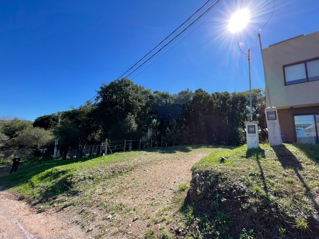  VENDEMOS LOTE DE 300 MTS EN ECO DE VILLA CATALINA, BARRIO PRIVADO. SERVICIOS DE AGUA Y LUZ(PILAR CONECTADO)  CON ESCRITURA. APROBACION DE CONSTRUCCION POR EL MUNICIPIO