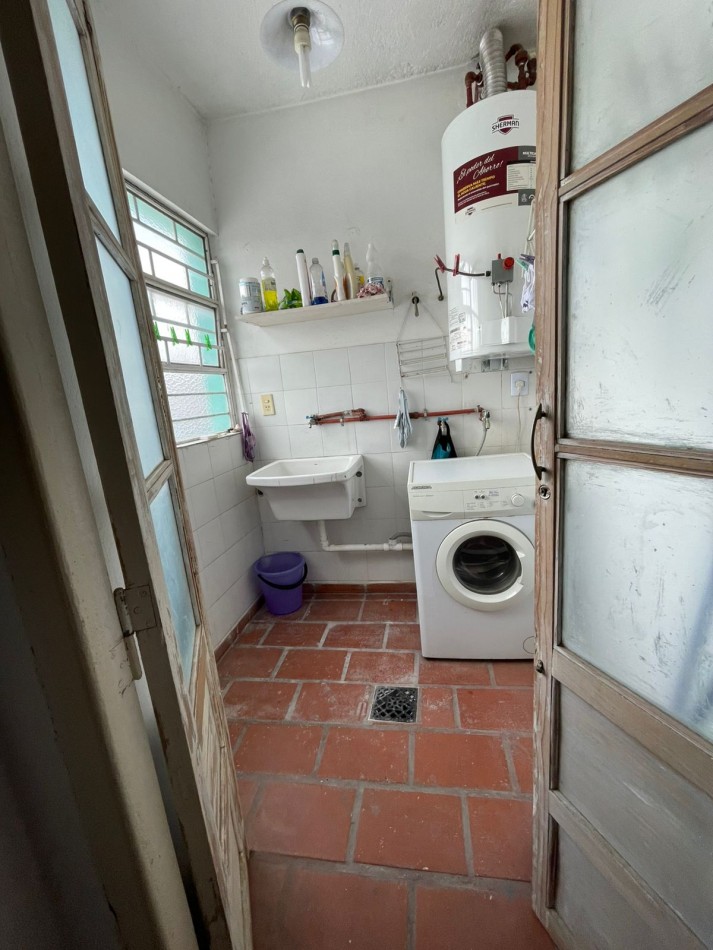 CASA DE 3 DORMITORIOS APPTA CREDITO, CON DOS BAÑOS, COCHERA CON PORTON LEVADIZO PATIO ,PILETA Y LOCAL CON BAÑO EN B OBSERVATORIO