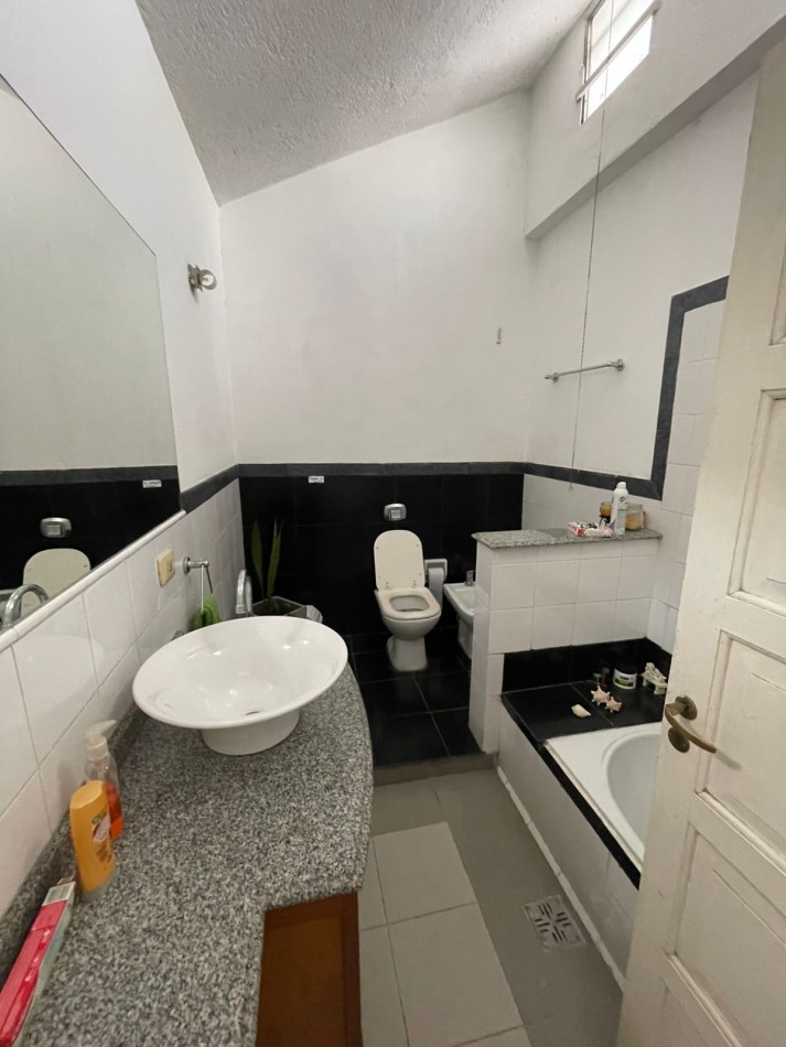 CASA DE 3 DORMITORIOS APPTA CREDITO, CON DOS BAÑOS, COCHERA CON PORTON LEVADIZO PATIO ,PILETA Y LOCAL CON BAÑO EN B OBSERVATORIO