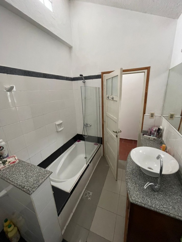 CASA DE 3 DORMITORIOS APPTA CREDITO, CON DOS BAÑOS, COCHERA CON PORTON LEVADIZO PATIO ,PILETA Y LOCAL CON BAÑO EN B OBSERVATORIO