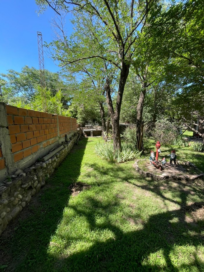 Casa de dos dormitorios con cochera ,en un lote de 900 mts, Mina Clavero ( arroyo los patos) a media cadra de la ruta a 8 minutos del centro de mina clavero