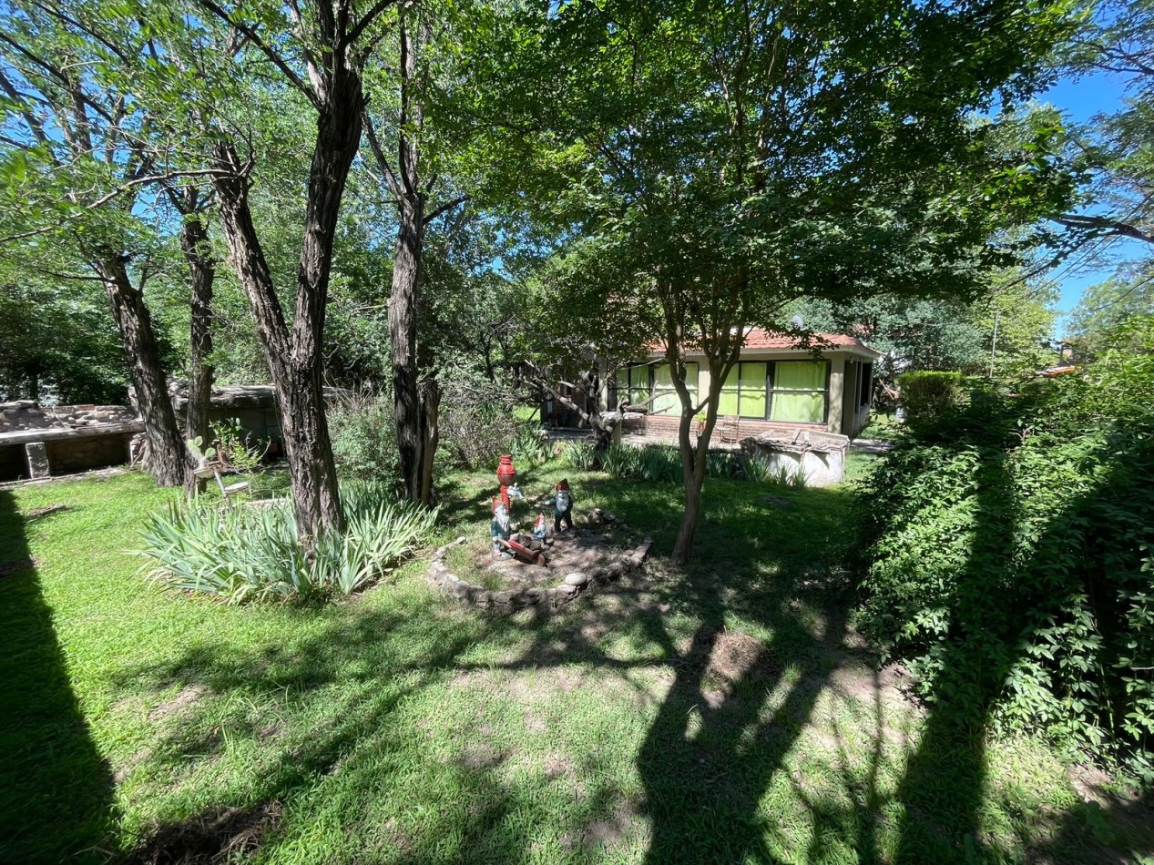 Casa de dos dormitorios con cochera ,en un lote de 900 mts, Mina Clavero ( arroyo los patos) a media cadra de la ruta a 8 minutos del centro de mina clavero