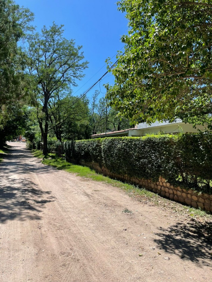 Casa de dos dormitorios con cochera ,en un lote de 900 mts, Mina Clavero ( arroyo los patos) a media cadra de la ruta a 8 minutos del centro de mina clavero