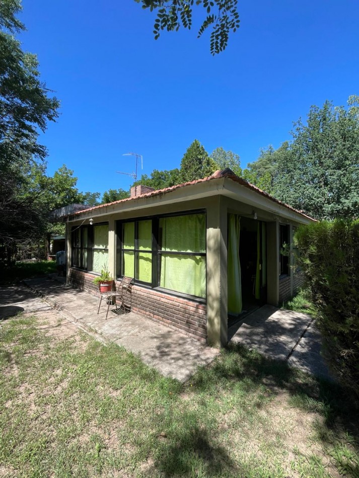 Casa de dos dormitorios con cochera ,en un lote de 900 mts, Mina Clavero ( arroyo los patos) a media cadra de la ruta a 8 minutos del centro de mina clavero