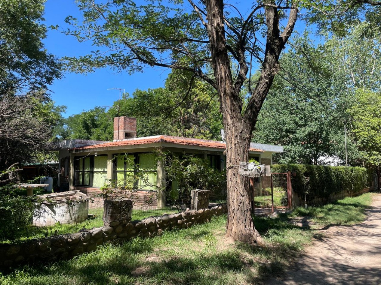 Casa de dos dormitorios con cochera ,en un lote de 900 mts, Mina Clavero ( arroyo los patos) a media cadra de la ruta a 8 minutos del centro de mina clavero