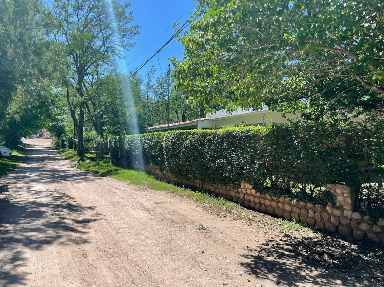 Casa de dos dormitorios con cochera ,en un lote de 900 mts, Mina Clavero ( arroyo los patos) a media cadra de la ruta a 8 minutos del centro de mina clavero