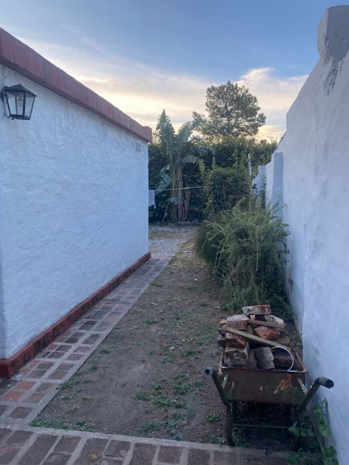 CASA DE 3 DORMITORIOS CON QUINCHO EN BARRIO AMEGUINO EXCELENTE UBICACION