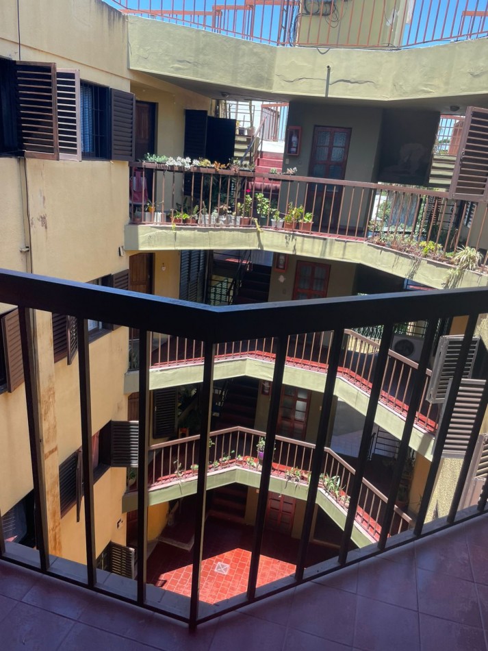 vendo depto de 2 dormitorios con terraza de uso exclusivo en mariano moreno 740 zona centro 