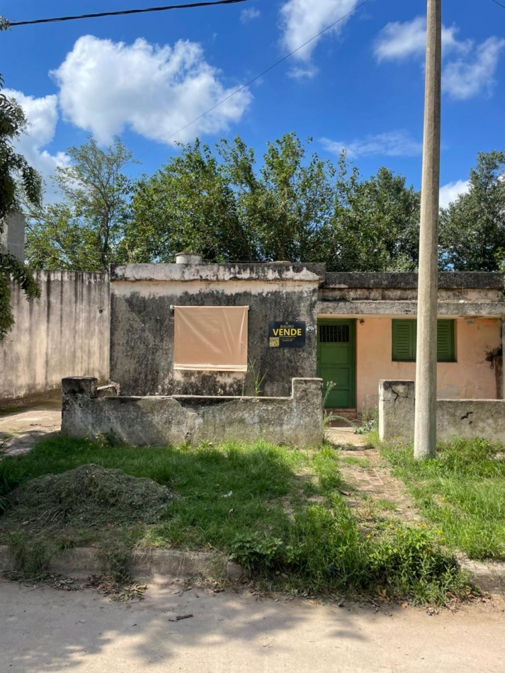 Casa de dos domitorios con lote de 400 mts en rio primero a una cuadra de la ruta sobre av oportunidad de inversion