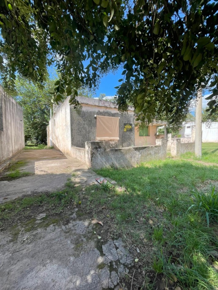 Casa de dos domitorios con lote de 400 mts en rio primero a una cuadra de la ruta sobre av oportunidad de inversion