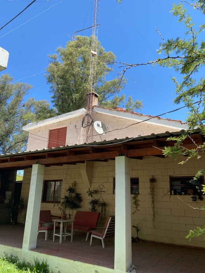 casa de campo con galeria y pileta en lote de 900 mts en valle de anisacate