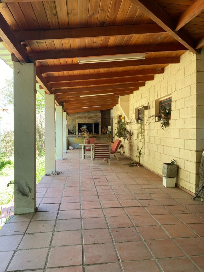 casa de campo con galeria y pileta en lote de 900 mts en valle de anisacate