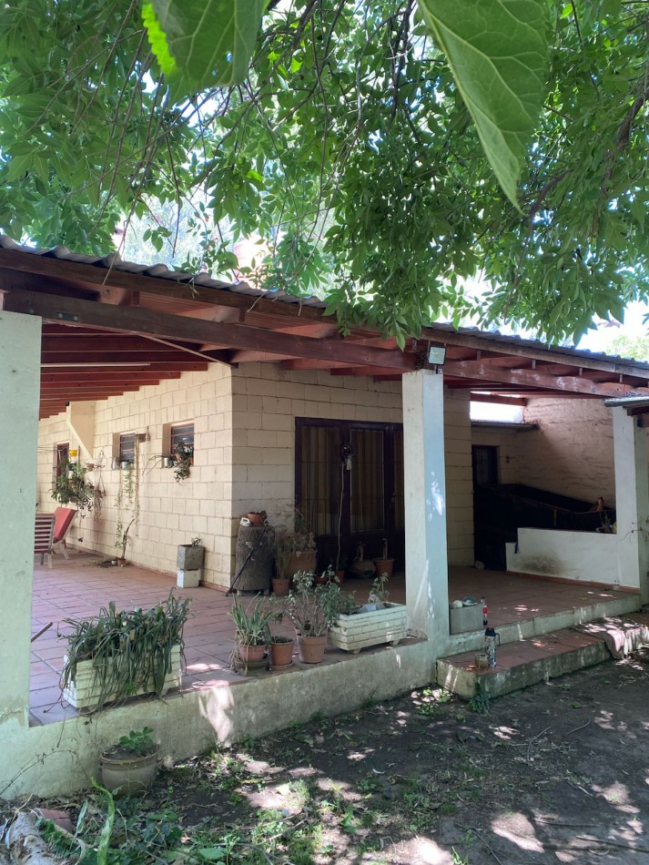 casa de campo con galeria y pileta en lote de 900 mts en valle de anisacate