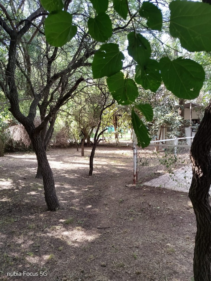 casa de campo con galeria y pileta en lote de 900 mts en valle de anisacate
